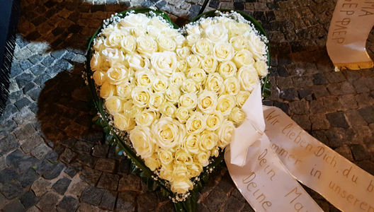 Herz aus weißen Rosen